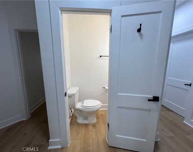 1557 W 36th Place - Photo Thumbnail 11