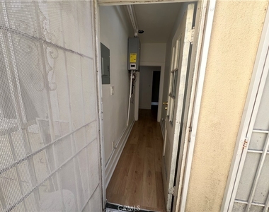 1557 W 36th Place - Photo Thumbnail 21