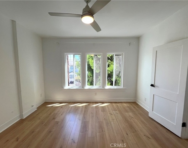 1557 W 36th Place - Photo Thumbnail 9