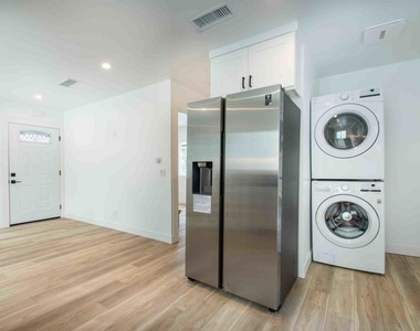 2276 1/2 Ewing Street - Photo Thumbnail 3