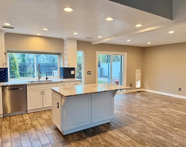 2307 Fair Oak Court - Photo Thumbnail 3