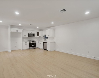 2708 S Cochran Street - Photo Thumbnail 6