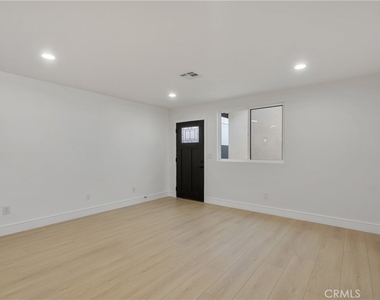 2708 S Cochran Street - Photo Thumbnail 7