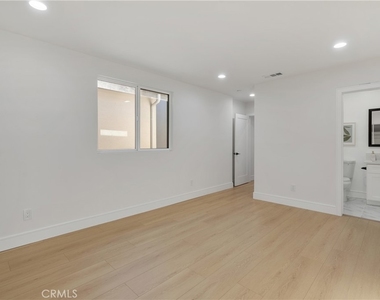 2708 S Cochran Street - Photo Thumbnail 17