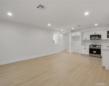 2708 S Cochran Street - Photo Thumbnail 5