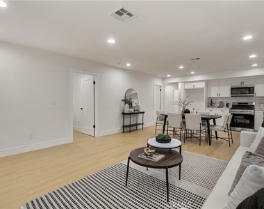 2706 S Cochran Street - Photo Thumbnail 4