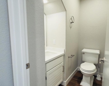 910 Vista Pointe - Photo Thumbnail 3