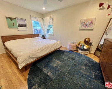 943 Indiana Avenue - Photo Thumbnail 10