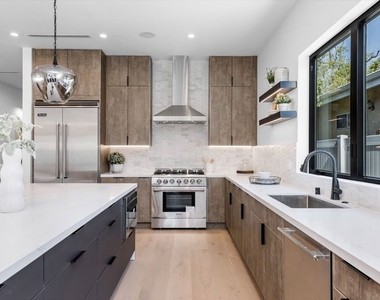 14602 Morrison Street - Photo Thumbnail 6