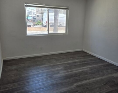 2417 S Budlong Avenue - Photo Thumbnail 4
