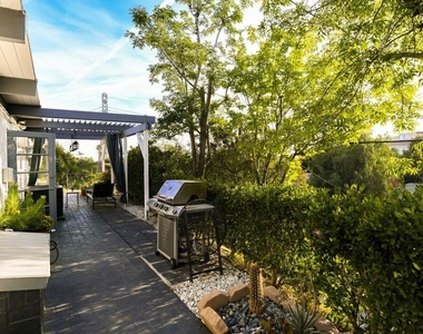 7107 Pacific View Drive - Photo Thumbnail 15