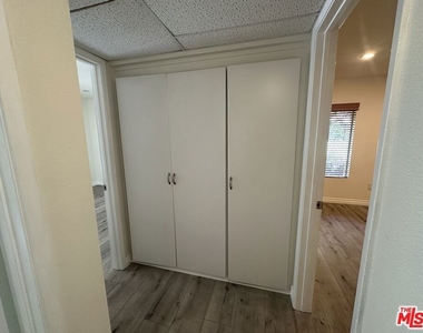 18350 Hatteras Street - Photo Thumbnail 4