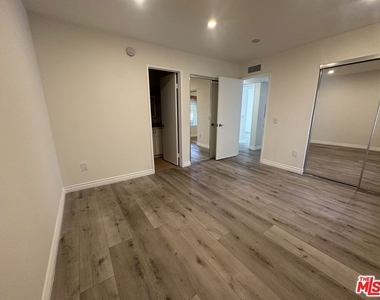 18350 Hatteras Street - Photo Thumbnail 6