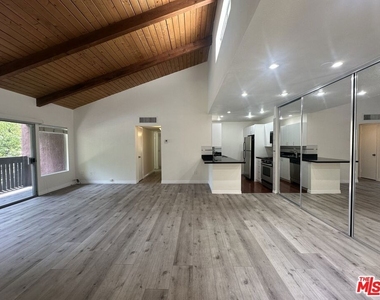 18350 Hatteras Street - Photo Thumbnail 11