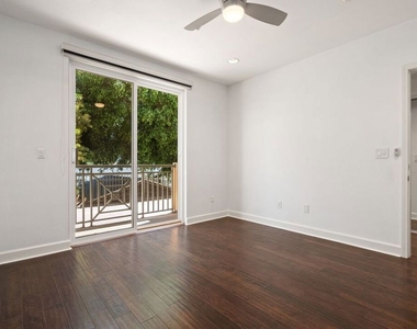 6038 Carlton Way - Photo Thumbnail 11