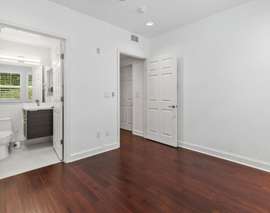 6038 Carlton Way - Photo Thumbnail 16