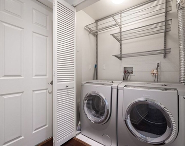 6038 Carlton Way - Photo Thumbnail 18