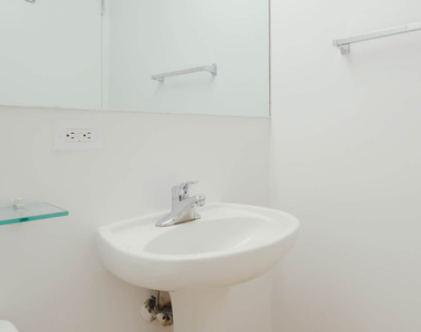 180 Riverside Blvd - Photo Thumbnail 60