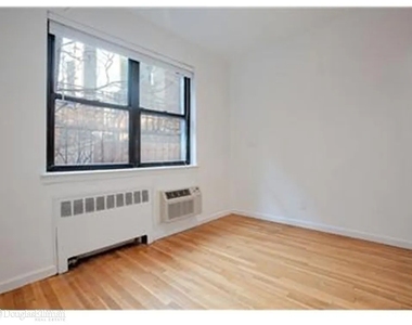 230 E 52nd St - Photo Thumbnail 1