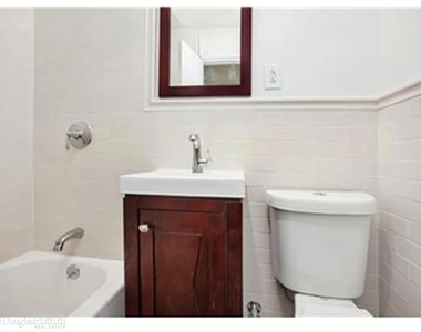 230 E 52nd St - Photo Thumbnail 3