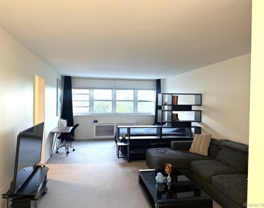 370 Westchester Avenue - Photo Thumbnail 6