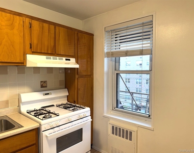 370 Westchester Avenue - Photo Thumbnail 1