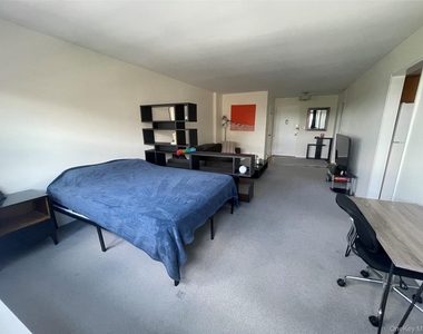 370 Westchester Avenue - Photo Thumbnail 4