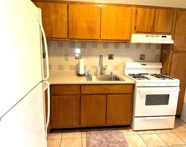 370 Westchester Avenue - Photo Thumbnail 2