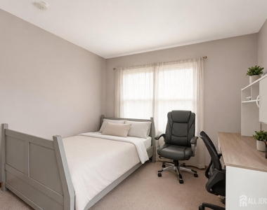 101 Wellington Park Drive - Photo Thumbnail 17