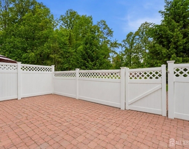 101 Wellington Park Drive - Photo Thumbnail 23
