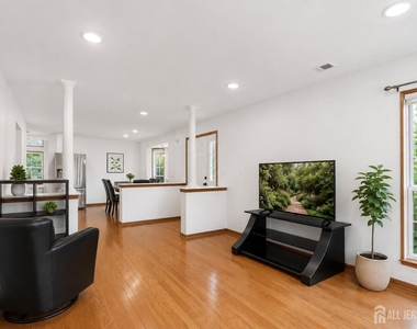 101 Wellington Park Drive - Photo Thumbnail 9