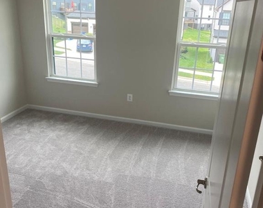 1009 Headquarters Way - Photo Thumbnail 11