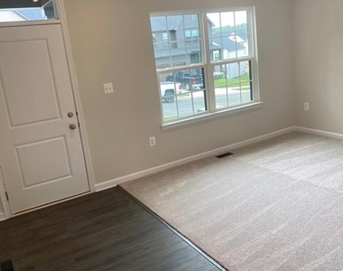 1009 Headquarters Way - Photo Thumbnail 2