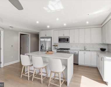 925 N Fairfax Street - Photo Thumbnail 12