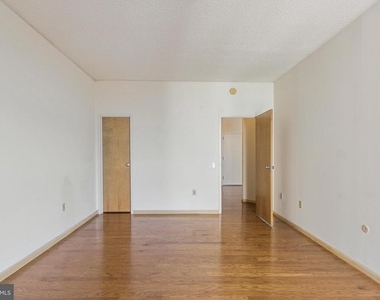 241 S 6th Street - Photo Thumbnail 7
