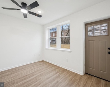 2553 S Dewey Street - Photo Thumbnail 6