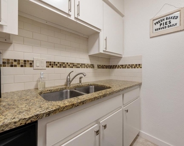 304 E 34th St - Photo Thumbnail 8