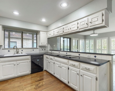 208 Crescent Blf - Photo Thumbnail 7