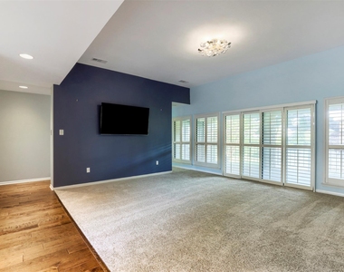 208 Crescent Blf - Photo Thumbnail 5