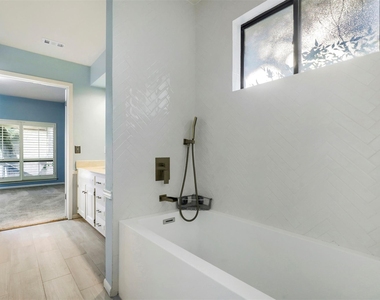 208 Crescent Blf - Photo Thumbnail 15