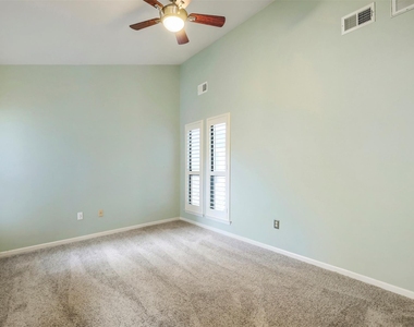 208 Crescent Blf - Photo Thumbnail 18