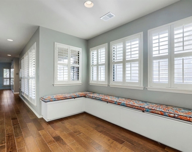 208 Crescent Blf - Photo Thumbnail 6