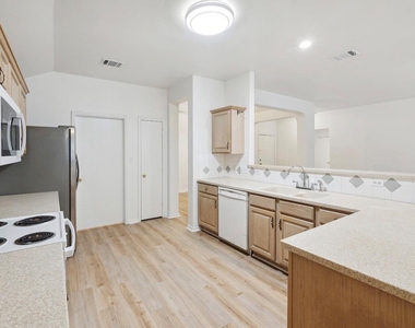 1611 Sunnycrest Cir - Photo Thumbnail 6