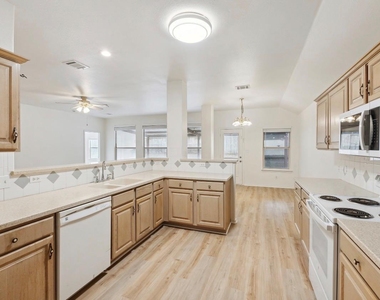 1611 Sunnycrest Cir - Photo Thumbnail 5