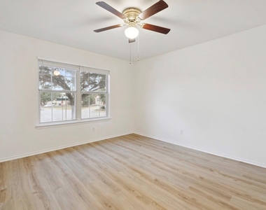 1611 Sunnycrest Cir - Photo Thumbnail 14