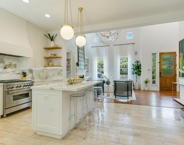 809 Kinney Ave - Photo Thumbnail 4