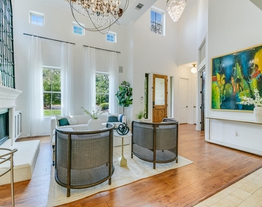 809 Kinney Ave - Photo Thumbnail 2