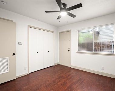 1010 W 23rd St - Photo Thumbnail 6