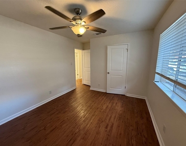 6710 Circle S Rd - Photo Thumbnail 9