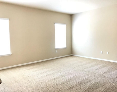 3201 Ortman Dr - Photo Thumbnail 8